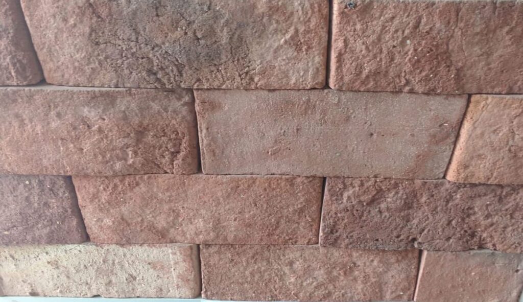 Enchape Natur: textura rugosa de ladrillo en tonos rosados y marrones