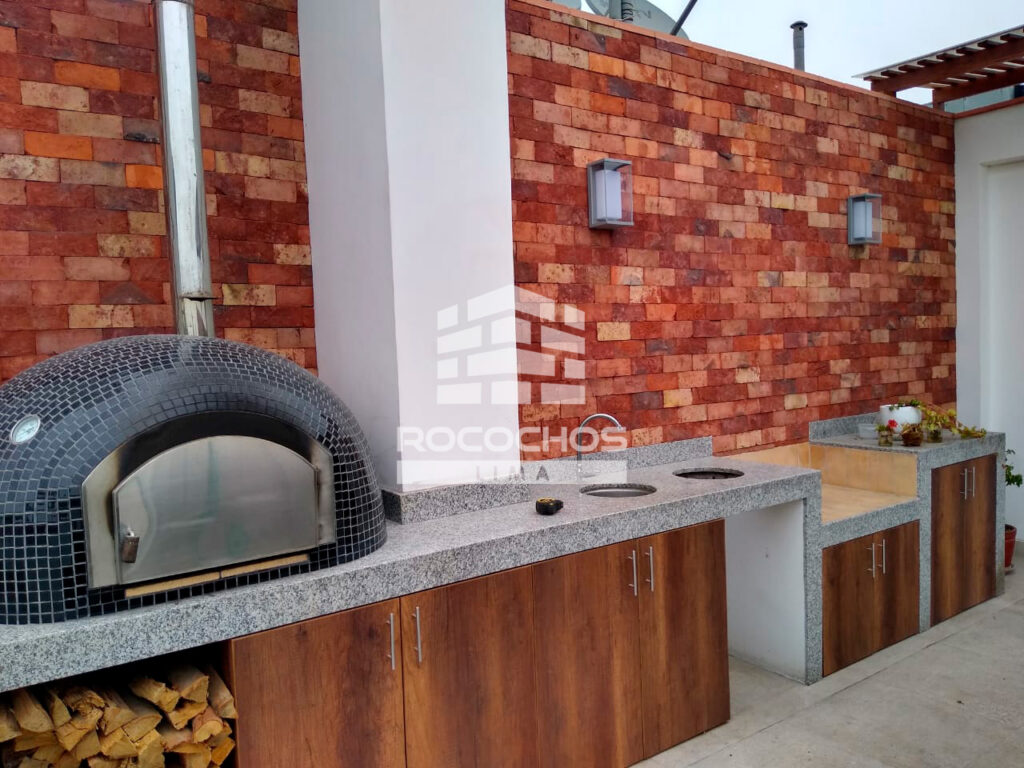 Enchape Natur en muro de cocina exterior con horno de pizza