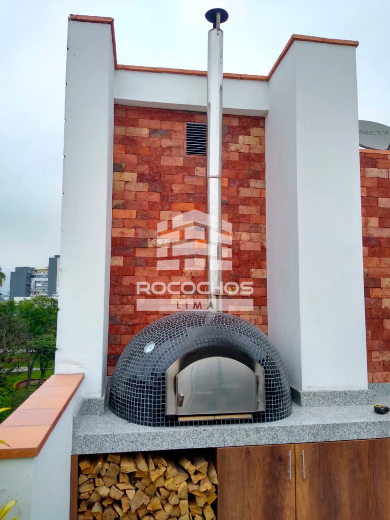 Enchape Natur en horno exterior con chimenea y leñera