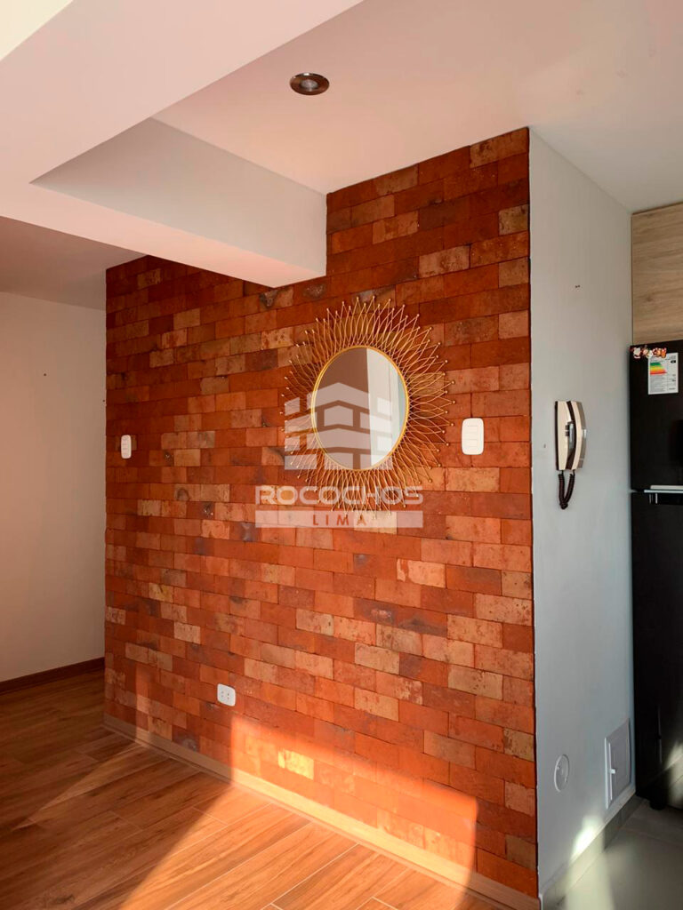 Enchape Natur en muro interior con espejo sol y piso de madera