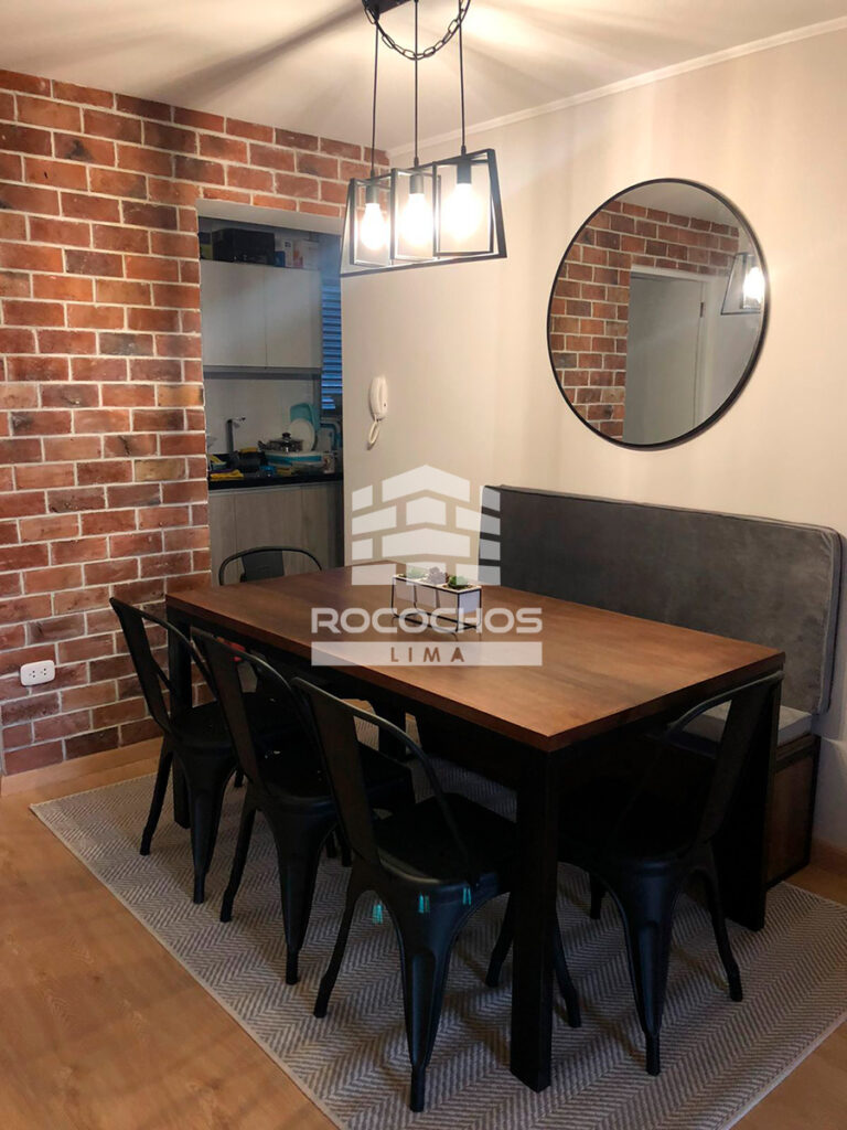 Enchape Natur en muro de comedor interior con mesa de madera