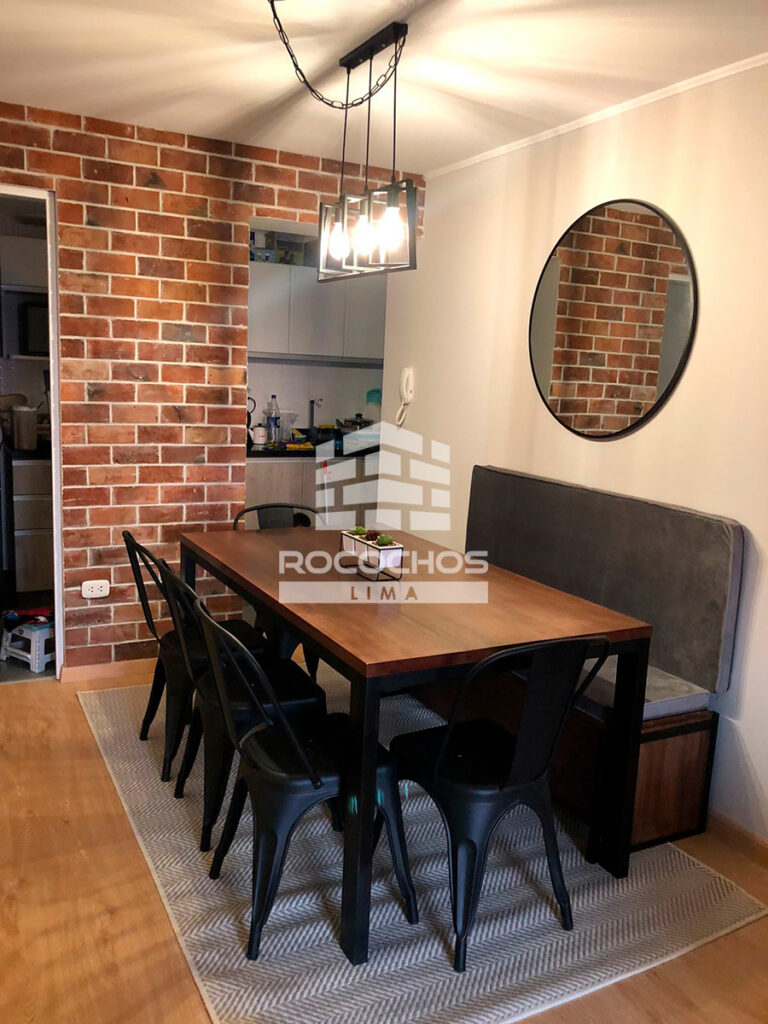 Enchape Natur en muro de comedor-cocina interior con espejo redondo
