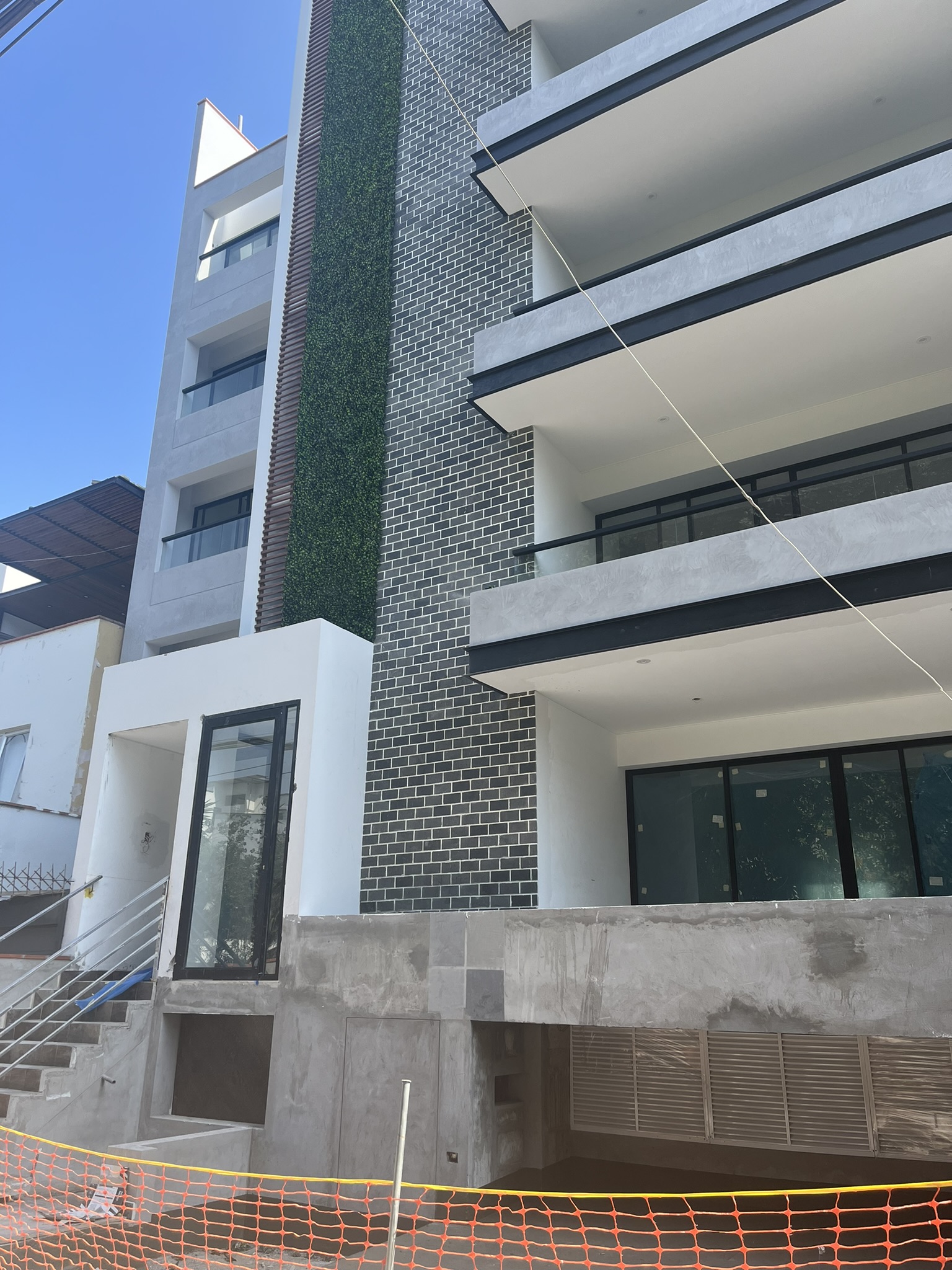 Enchape Rocanube: fachada de edificio moderno con balcones