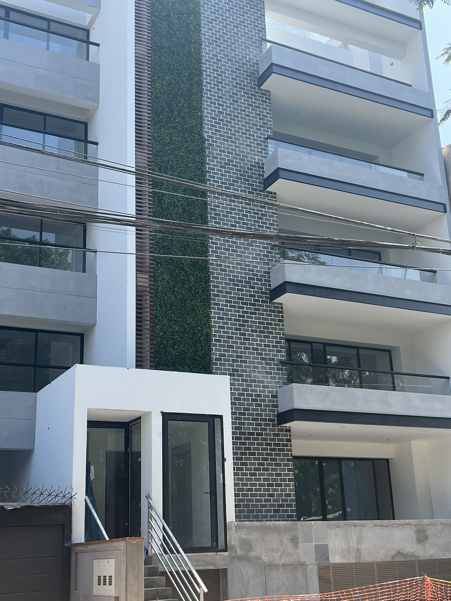 Enchape Rocanube: muro alto de edificio con enchape visto desde abajo