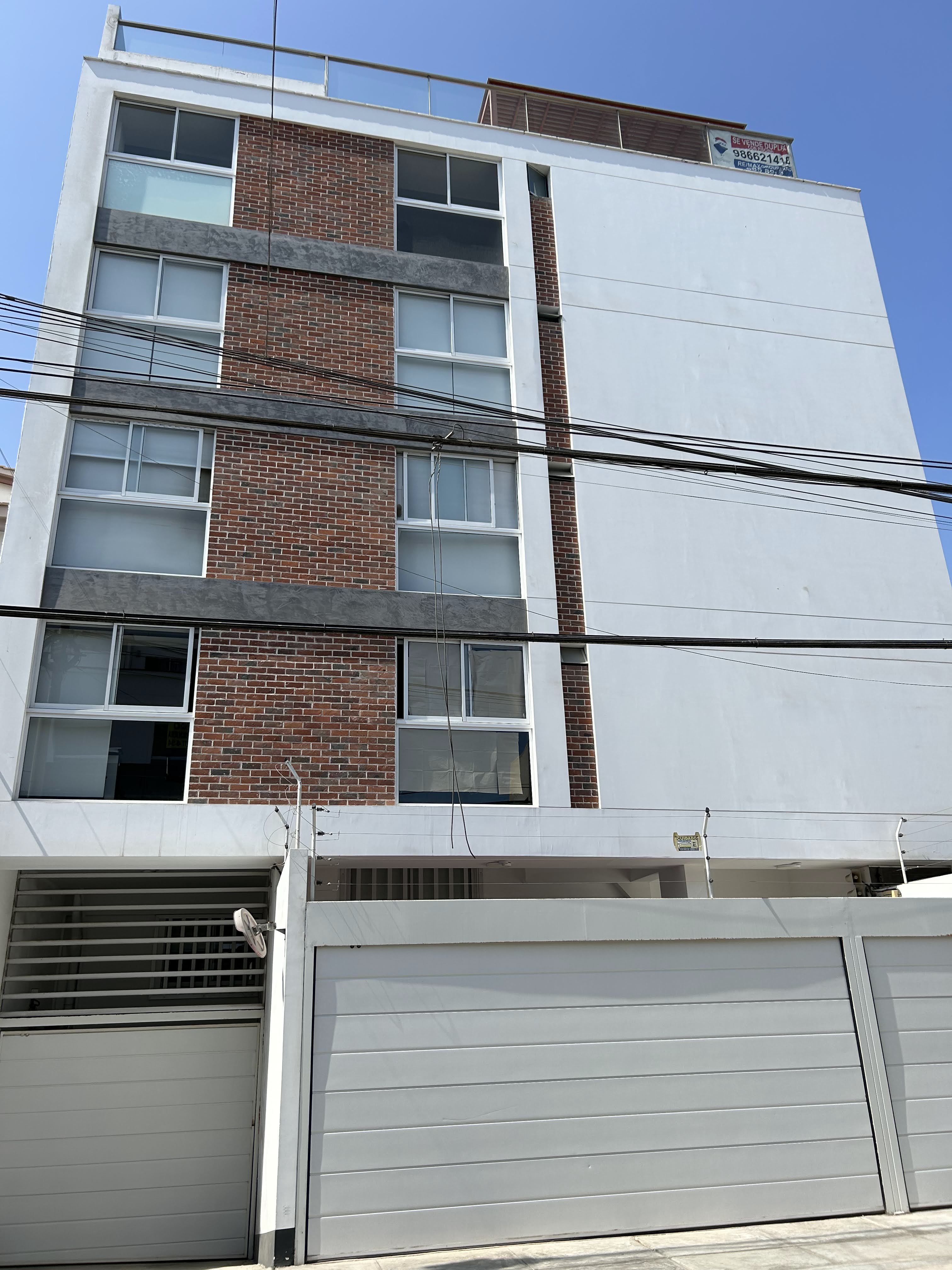 Enchape Hispano: fachada de edificio residencial vista desde la calle