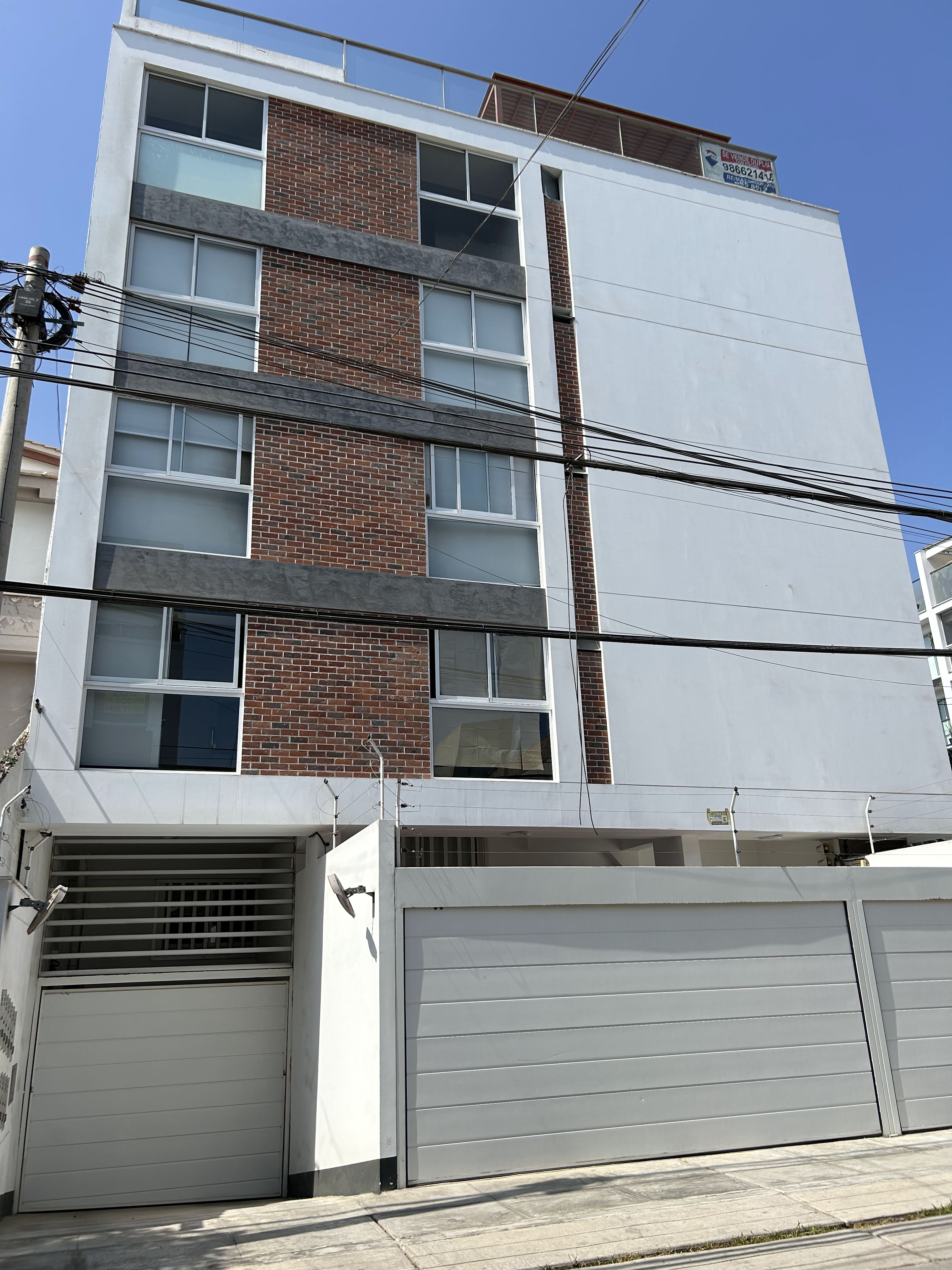 Enchape Hispano: edificio con fachada de ladrillo y balcones