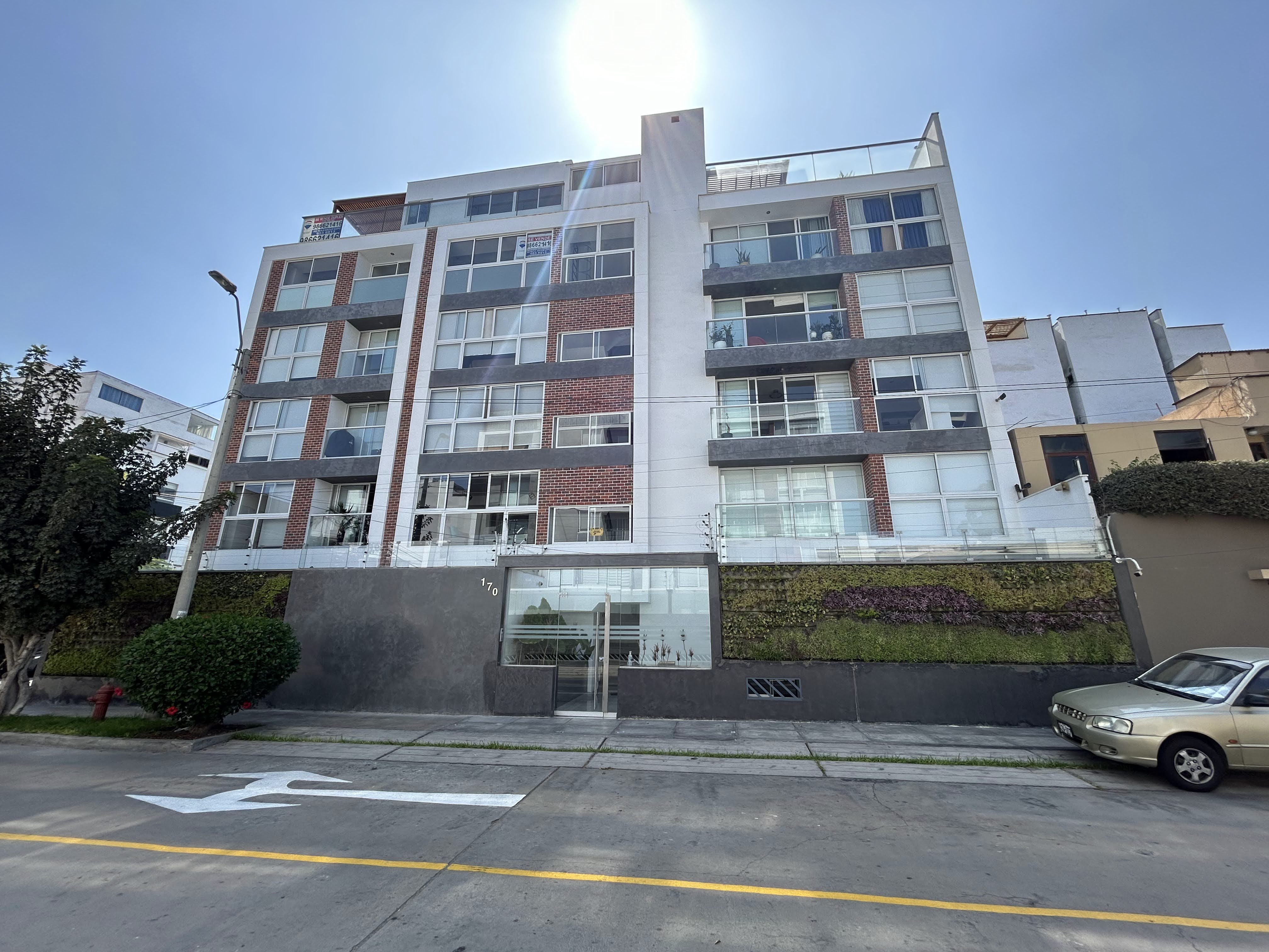 Enchape Hispano: edificio de ladrillo visto desde la calle