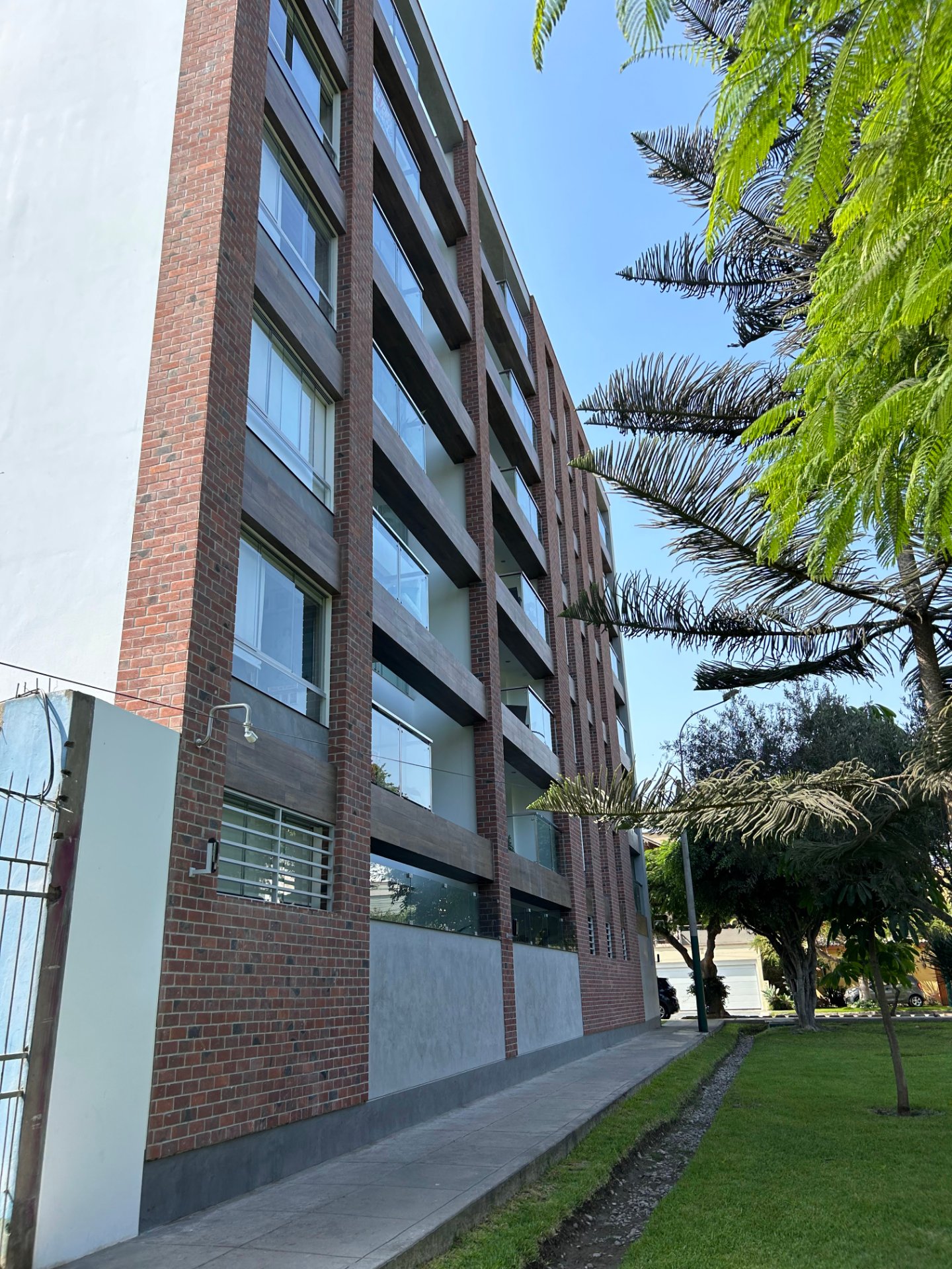Enchape Hispano: torre de ladrillo junto a área verde