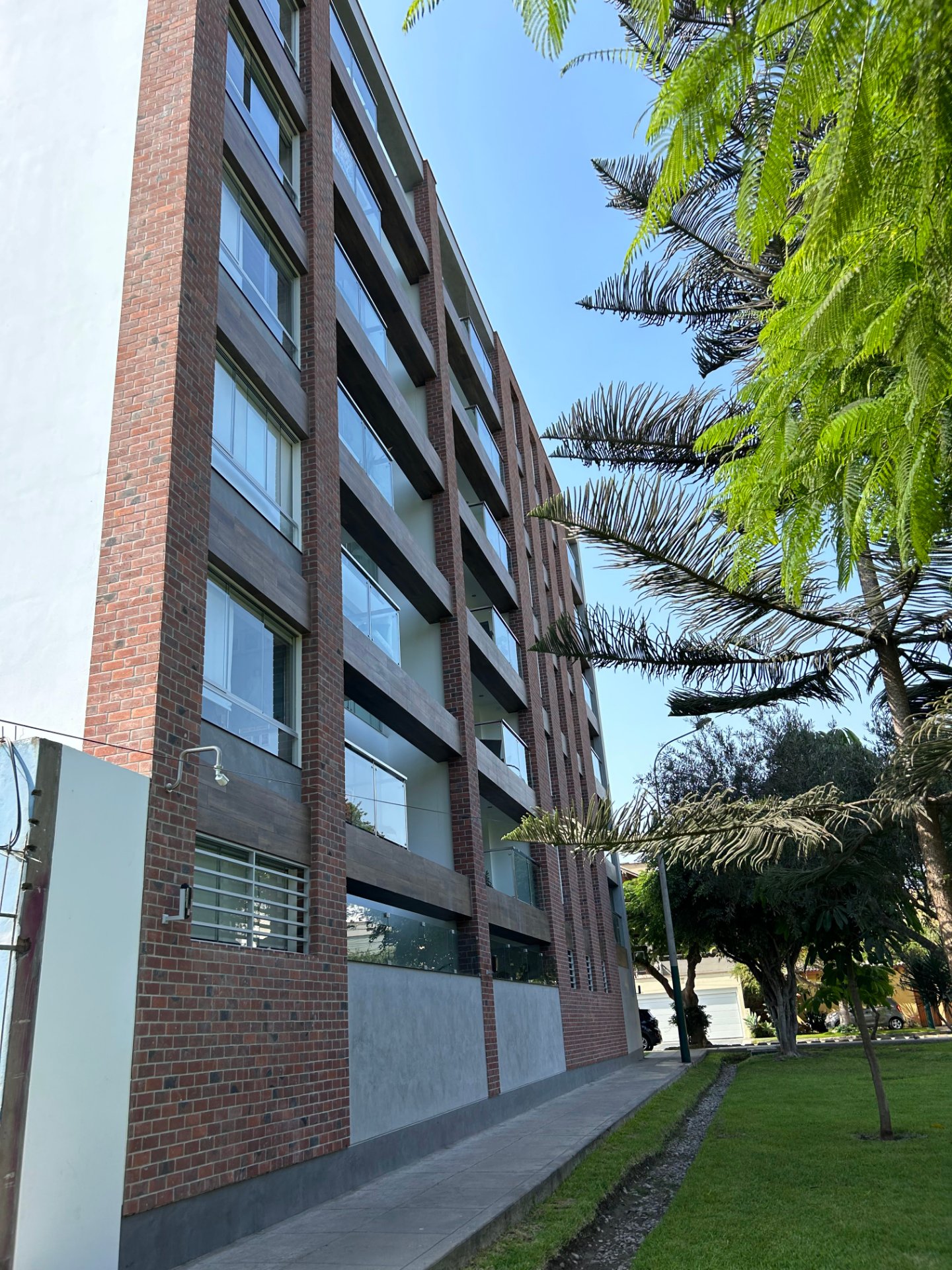 Enchape Hispano: fachada alta de ladrillo vista desde abajo