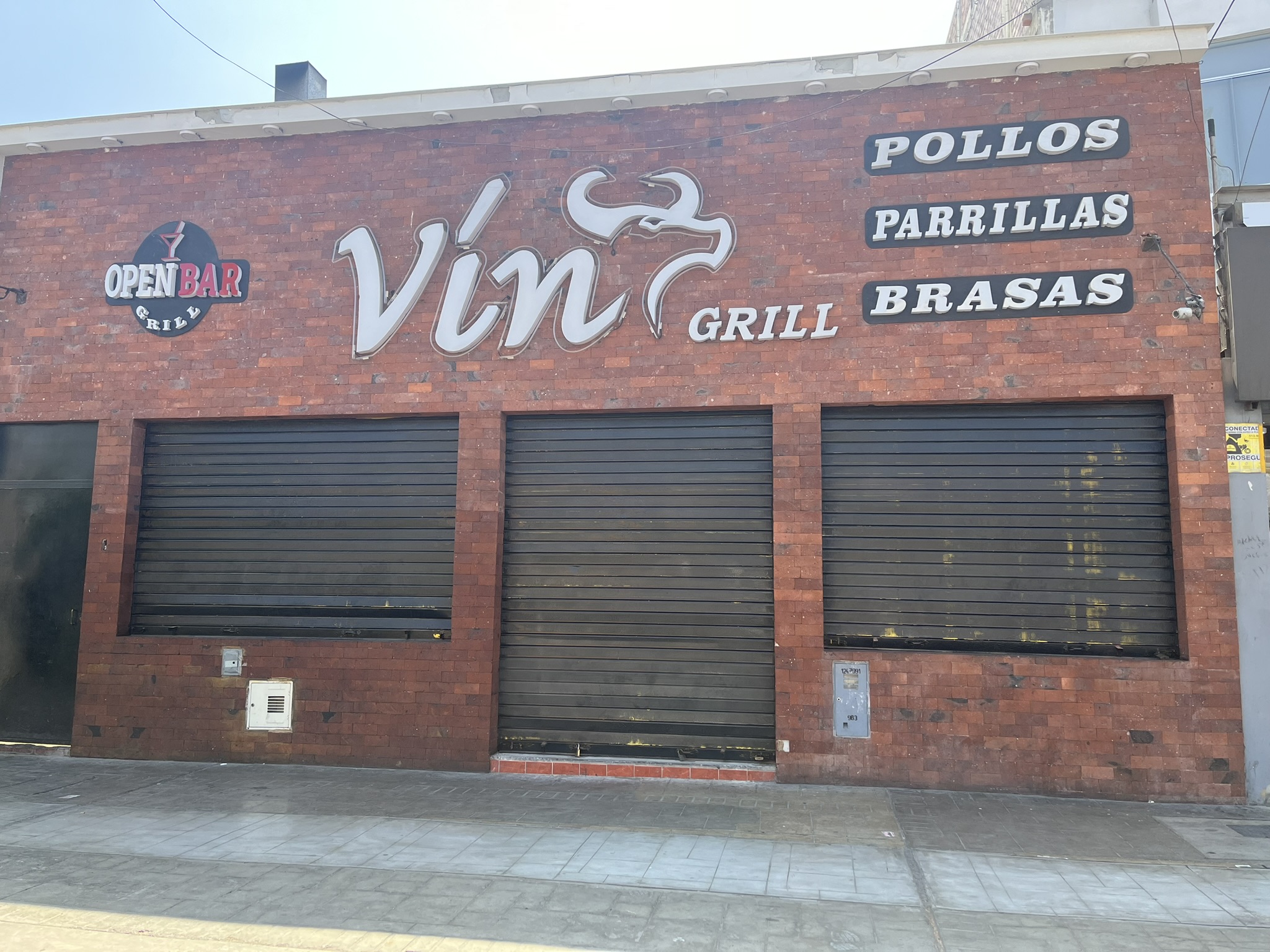 Enchape Hispano: restaurante con fachada de ladrillo