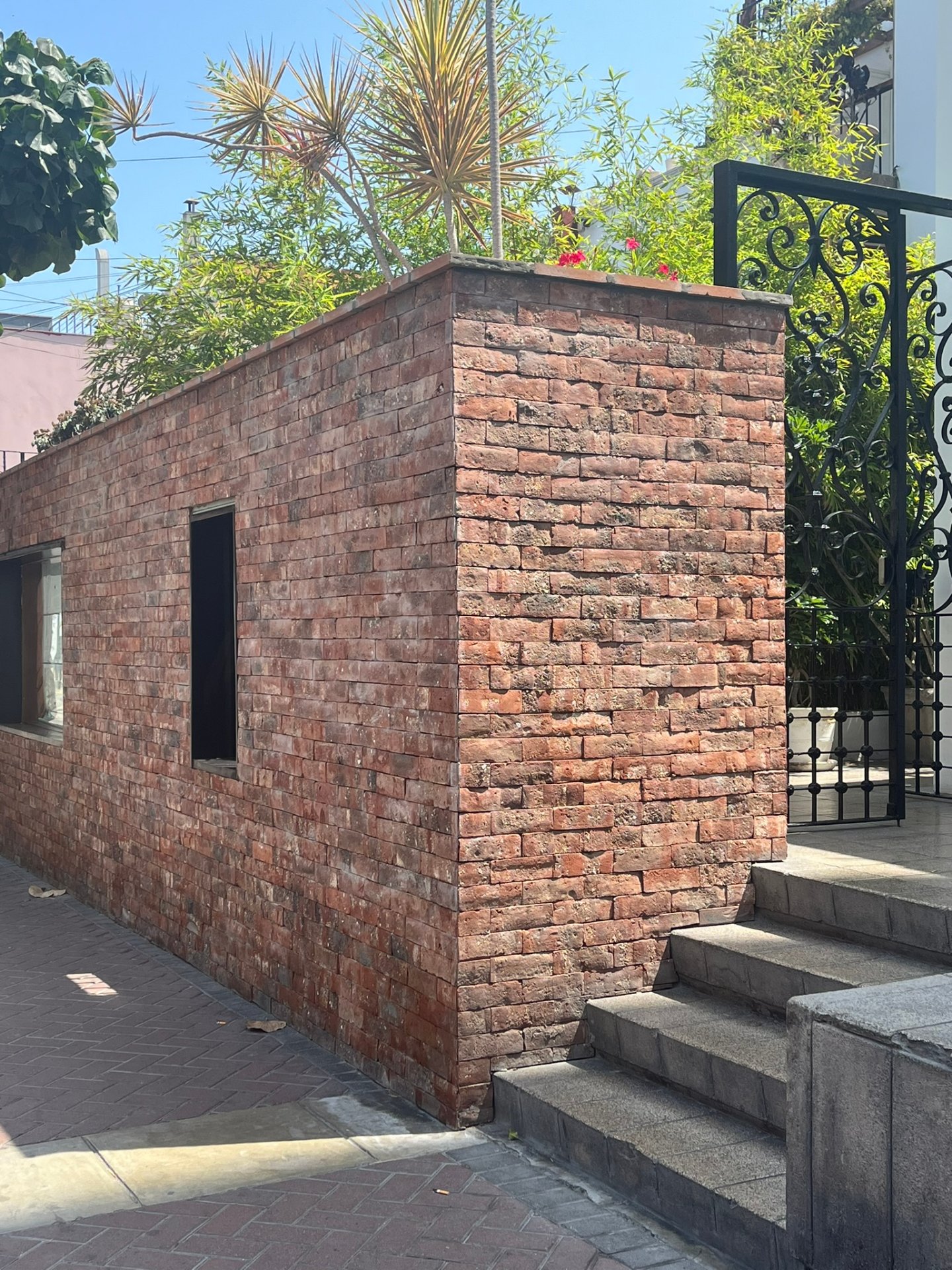 Enchape Antaño: muro de ladrillo junto a escalinata exterior