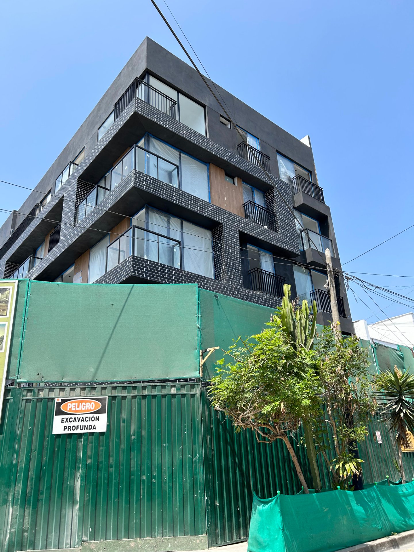 Enchape Ébano: edificio alto con enchape oscuro y balcones