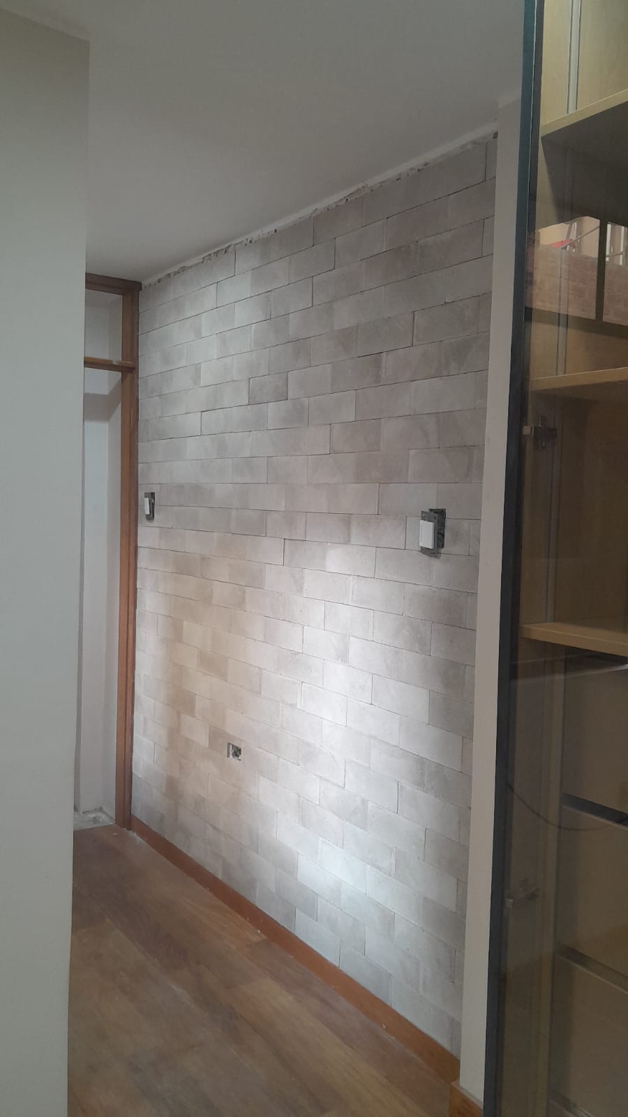 Enchape ladrillo rococho Blanco Humo instalado en fachada o muro, interior y exterior