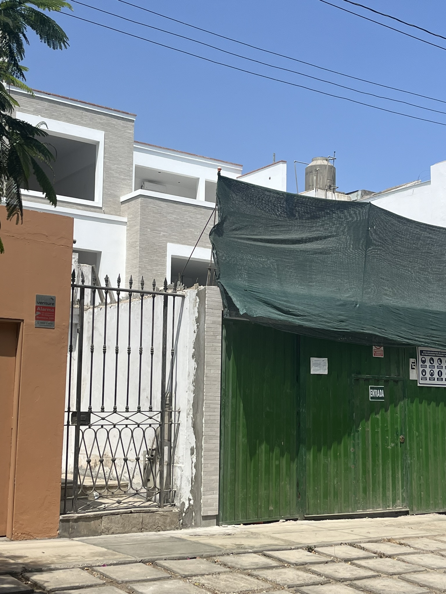 Enchape ladrillo rococho Blanco Humo instalado en fachada o muro, interior y exterior