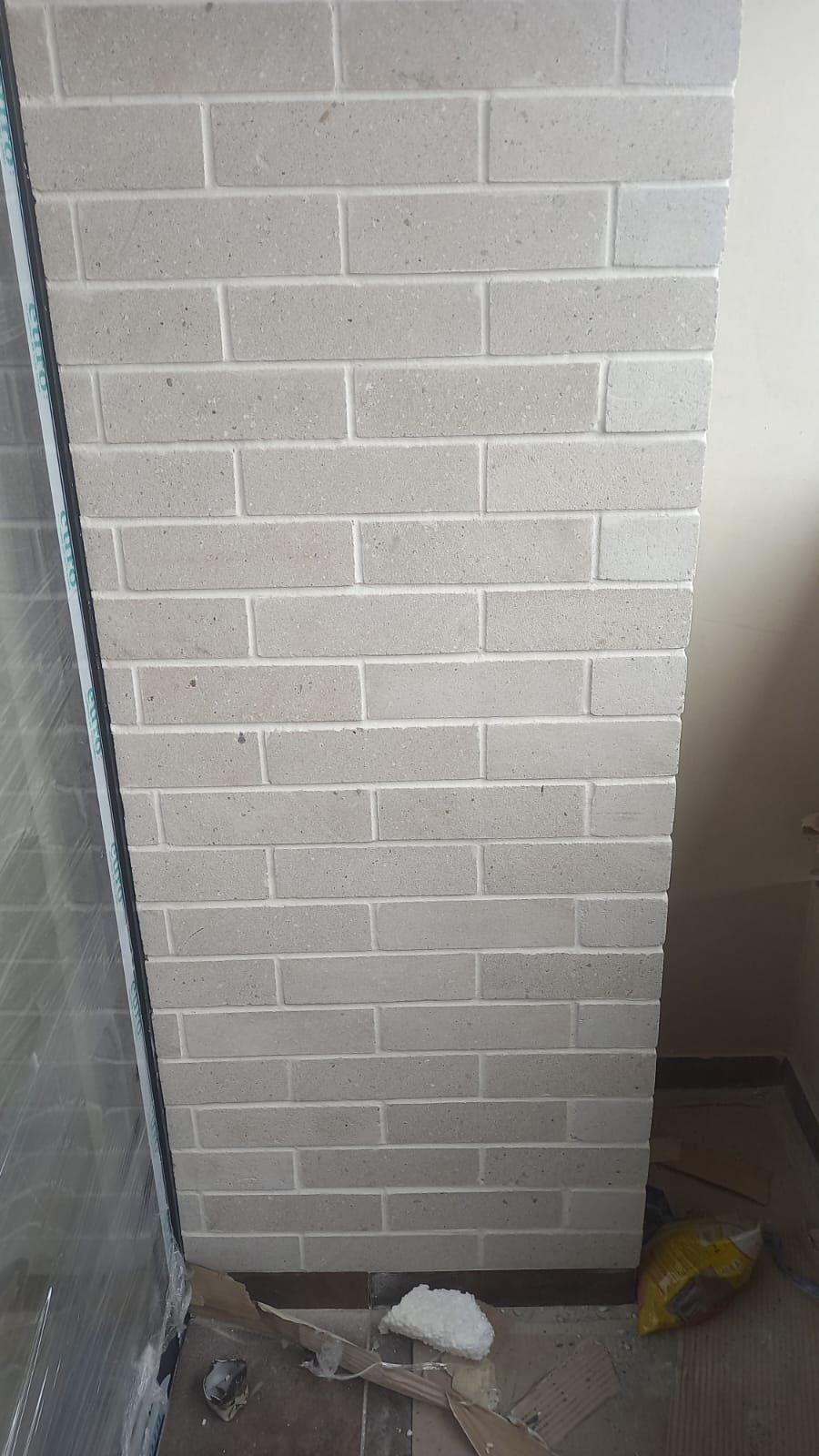 Enchape ladrillo rococho Blanco Humo instalado en fachada o muro, interior y exterior