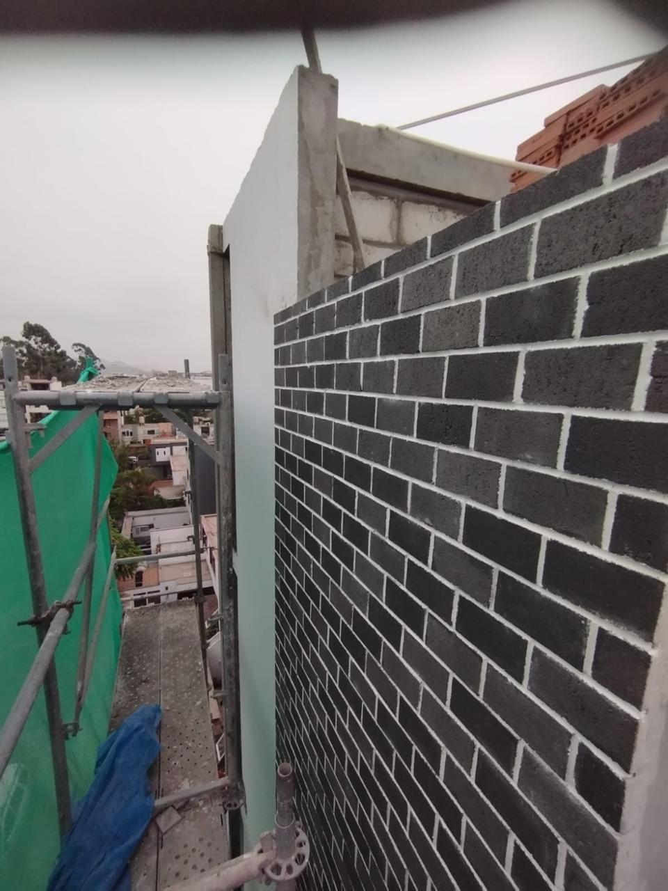 Enchape ladrillo rococho Ébano instalado en fachada o muro, interior y exterior
