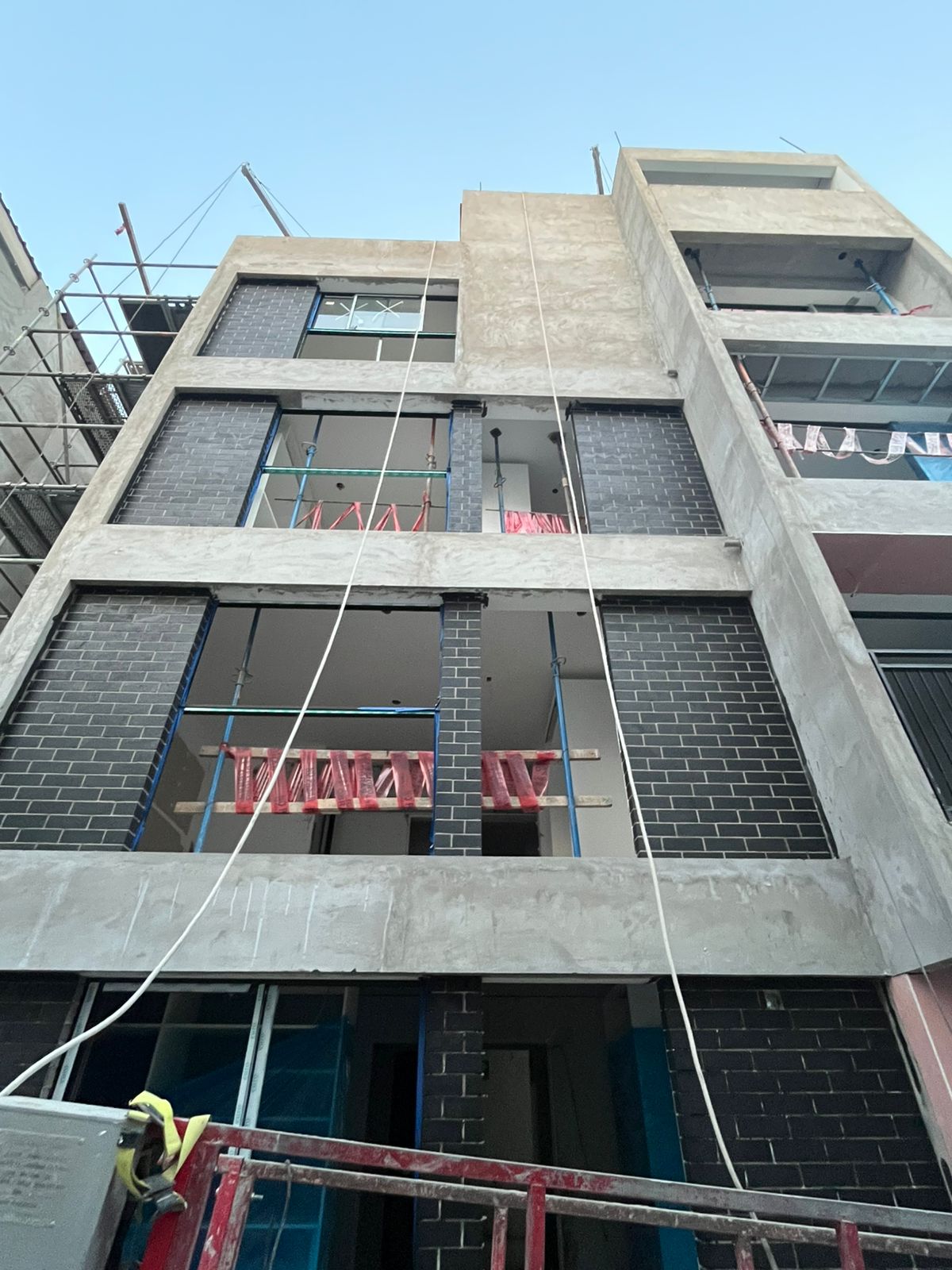 Enchape ladrillo rococho Ébano instalado en fachada o muro, interior y exterior