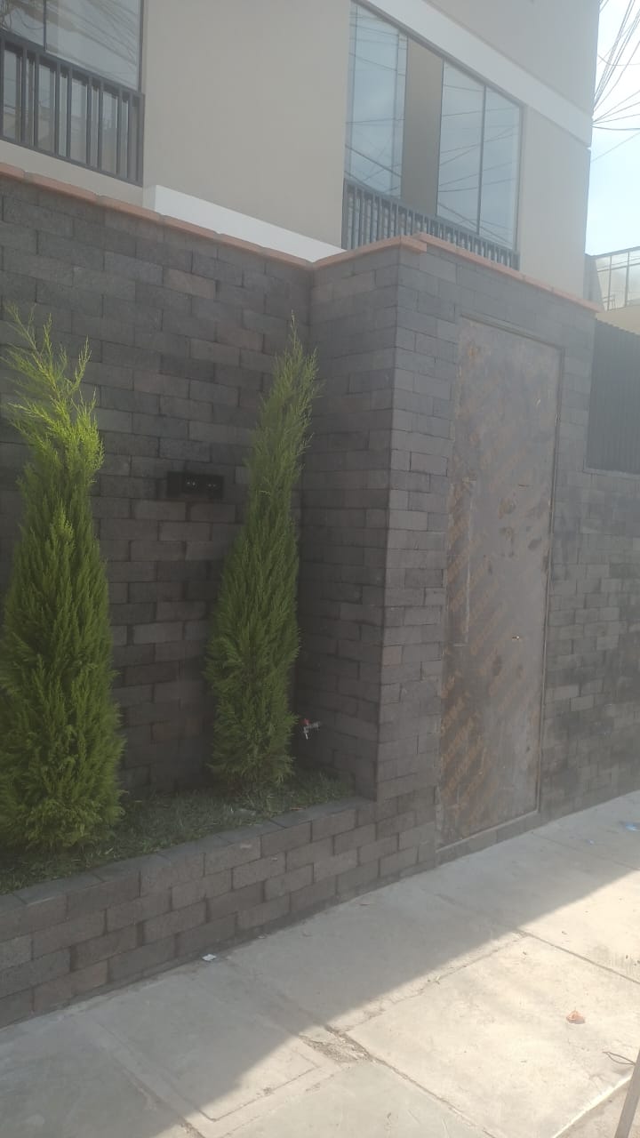 Enchape ladrillo rococho Ébano instalado en fachada o muro, interior y exterior