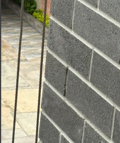 Enchape ladrillo rococho Ébano instalado en fachada o muro, interior y exterior