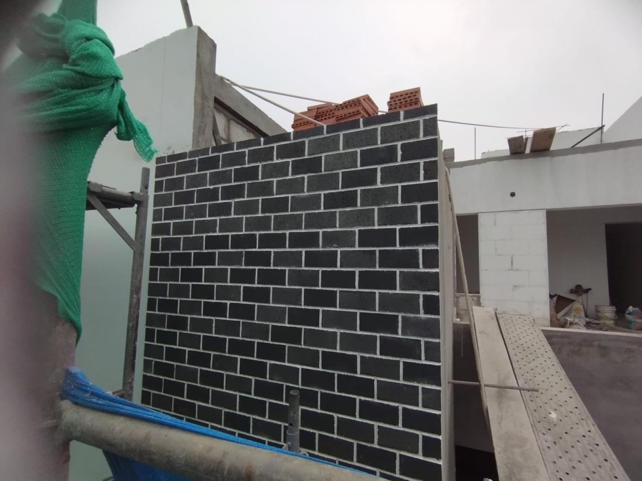 Enchape ladrillo rococho Ébano instalado en fachada o muro, interior y exterior
