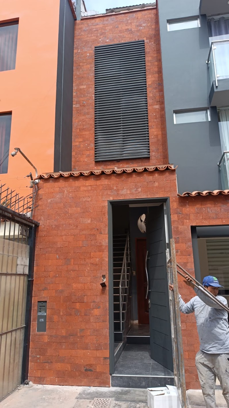 Enchape ladrillo rococho Veneciano instalado en fachada o muro, interior y exterior