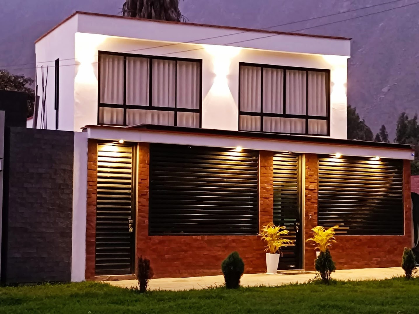 Enchape ladrillo rococho Veneciano instalado en fachada o muro, interior y exterior