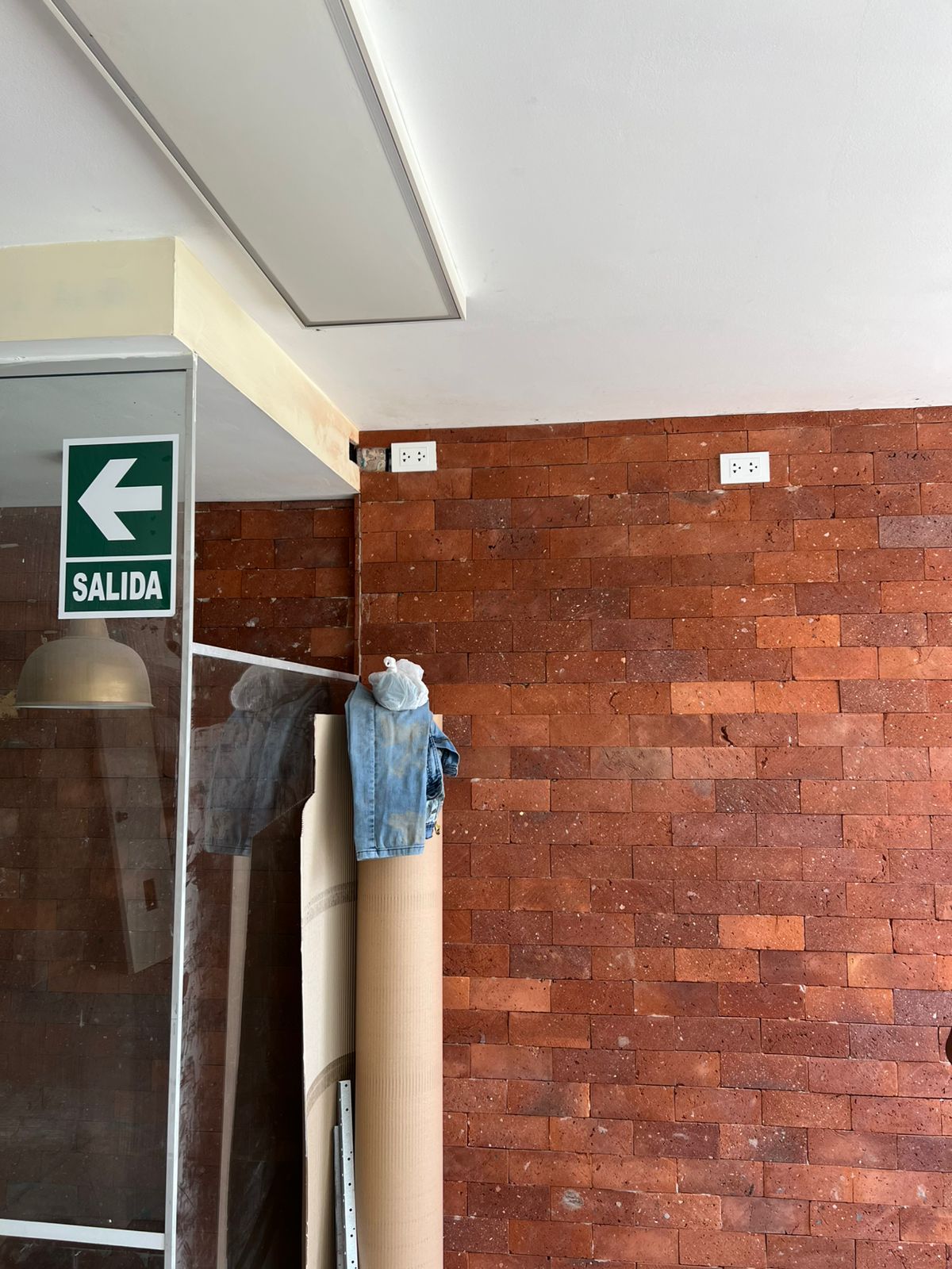 Enchape ladrillo rococho Veneciano instalado en fachada o muro, interior y exterior