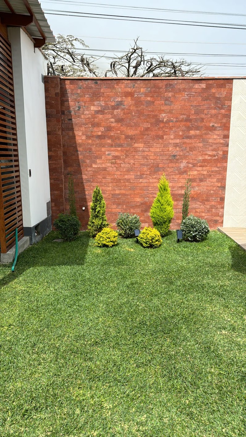 Enchape ladrillo rococho Veneciano instalado en fachada o muro, interior y exterior