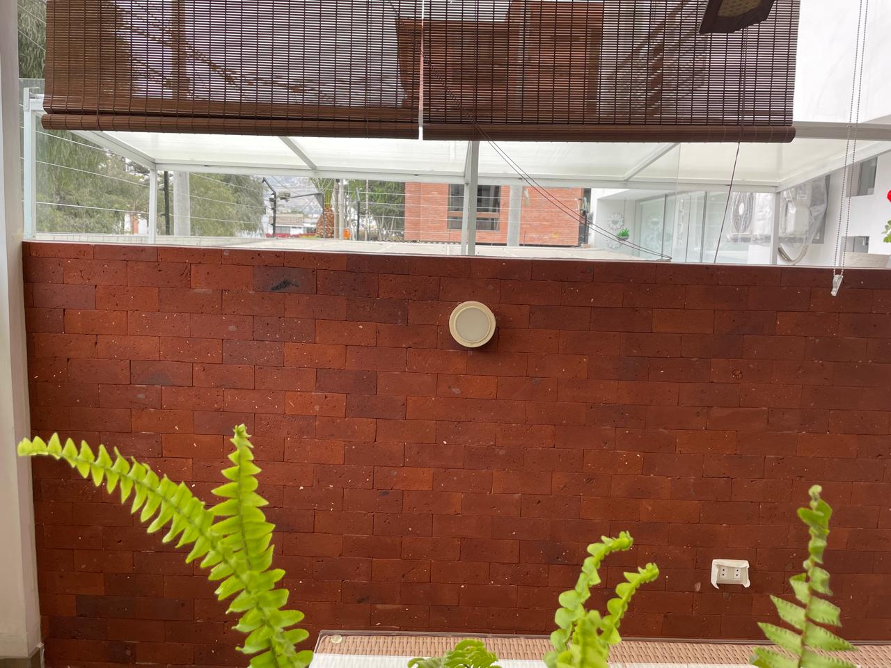 Enchape ladrillo rococho Veneciano instalado en fachada o muro, interior y exterior