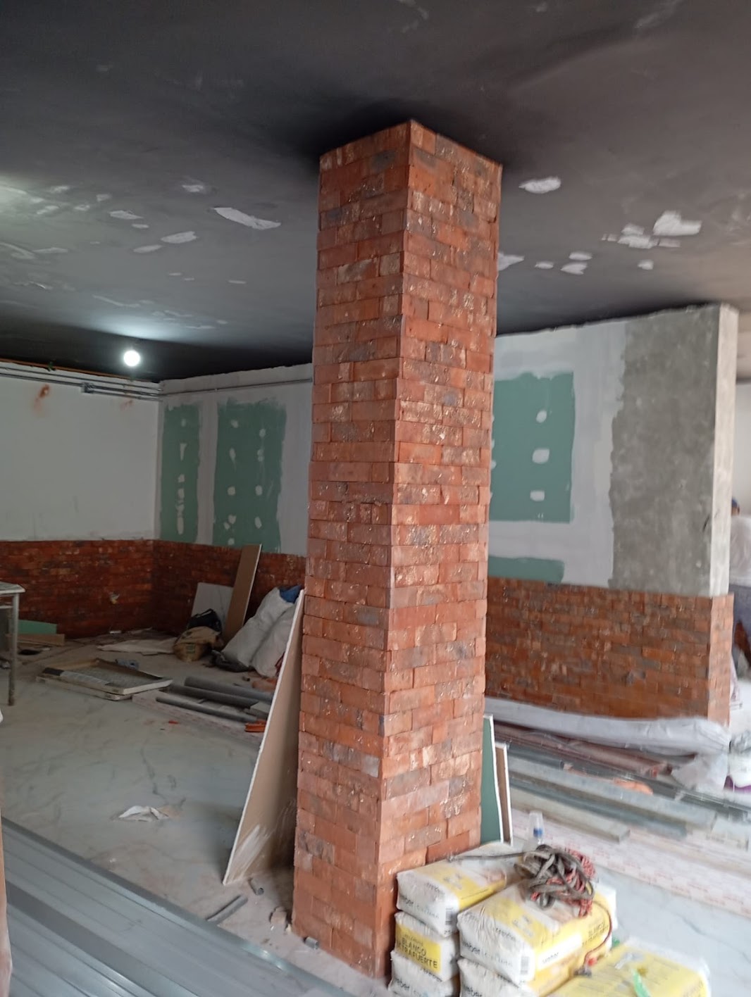 Enchape ladrillo rococho Antaño instalado en fachada o muro, interior y exterior