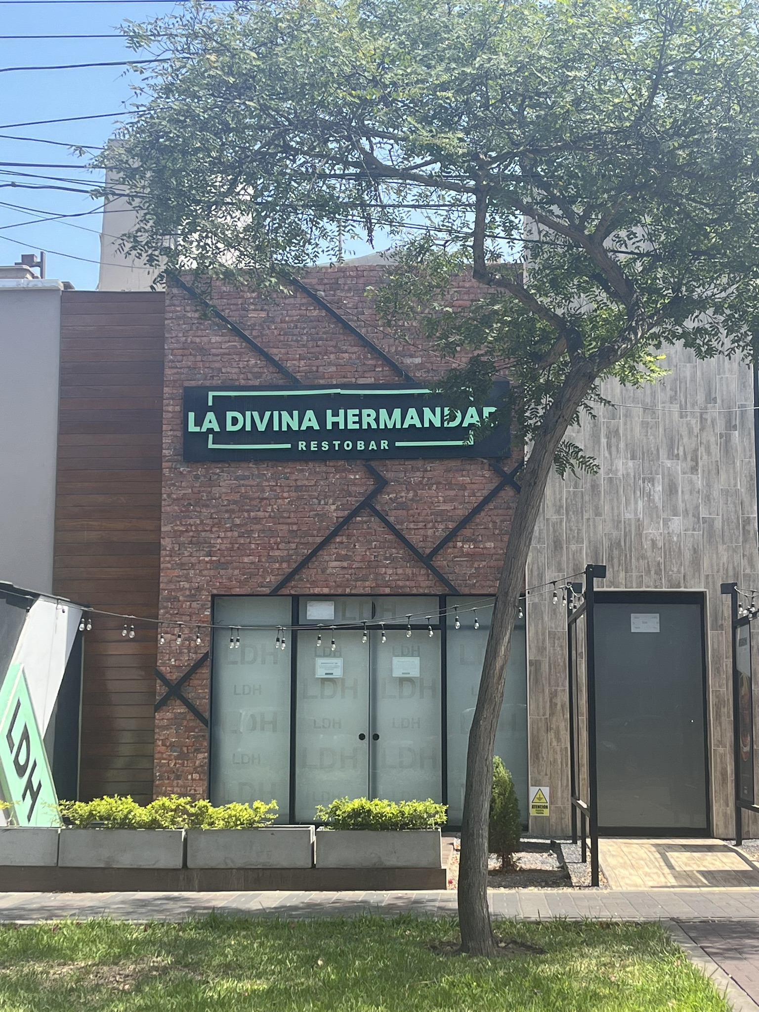 Enchape ladrillo rococho Antaño instalado en fachada o muro, interior y exterior