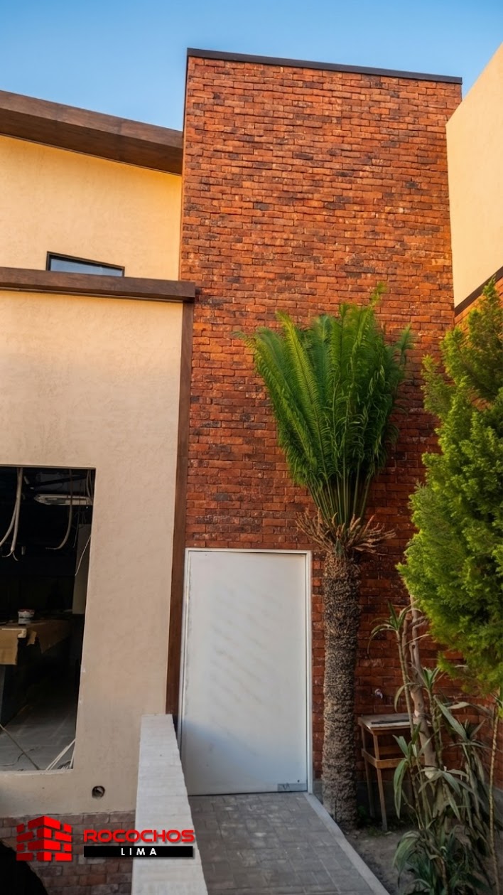 Enchape ladrillo rococho Antaño instalado en fachada o muro, interior y exterior