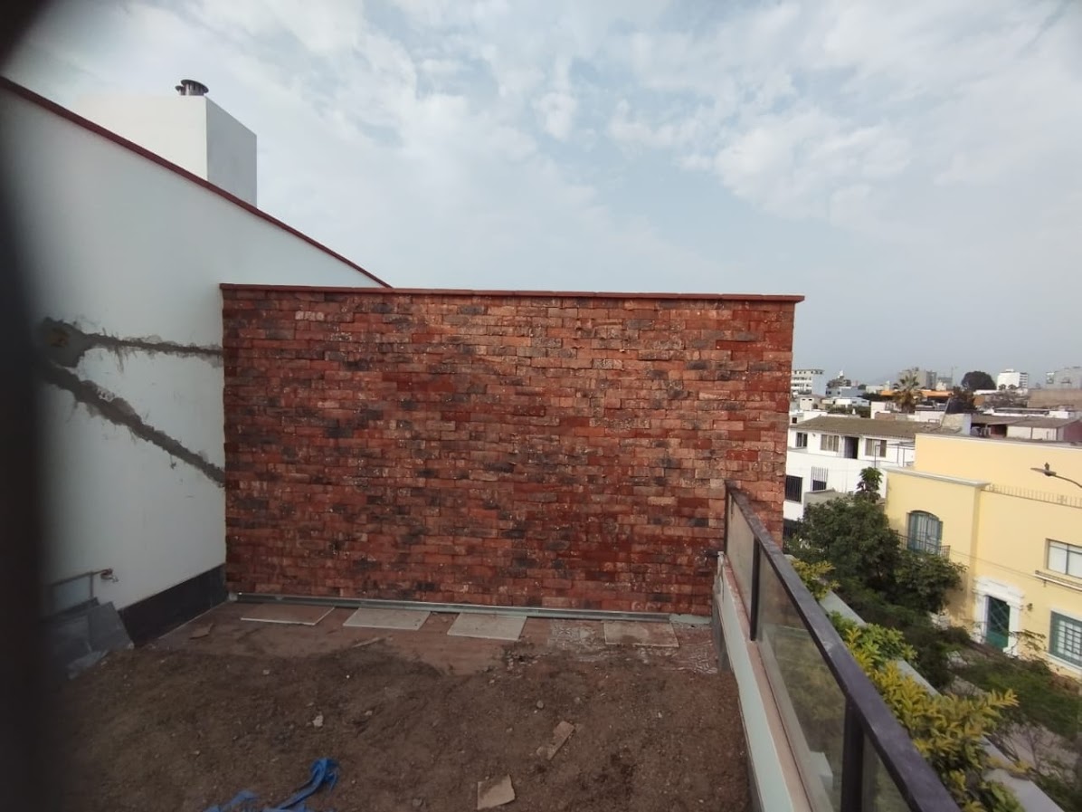 Enchape ladrillo rococho Antaño instalado en fachada o muro, interior y exterior